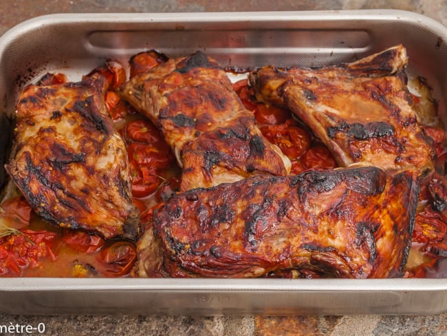 Travers de porc au miel et tomates confites au four