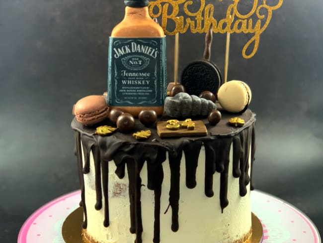 Drip cake au chocolat Jack Daniel’s sur la base d'un molly cake vanille