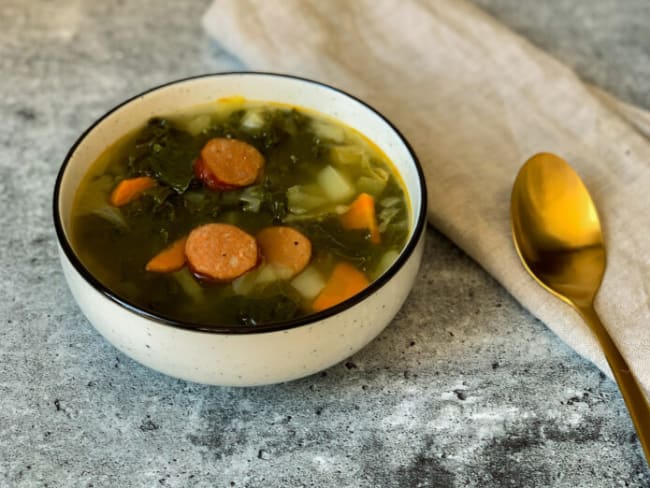 Soupe caldo verde avec kale, chou et chorizo