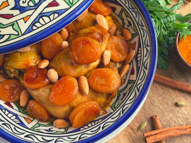 Tajine sucré salé au poulet, abricots caramélisés, amandes et fleur d’oranger