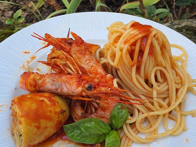 Spaghettis, encornets farcis et crevettes