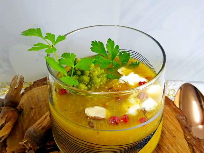 Soupe light de légumes de saison avec de la crème fouettée et des noisettes