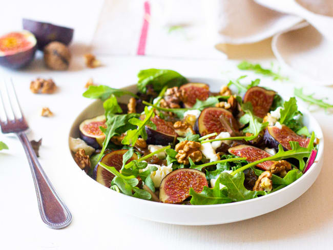 Salade sucrée salées aux figues, gorgonzola, oignons confits et noix