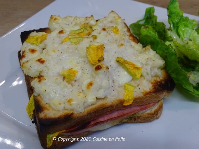 Croque monsieur au pesto et à la fleur de courgette, gratiné à la mozzarella