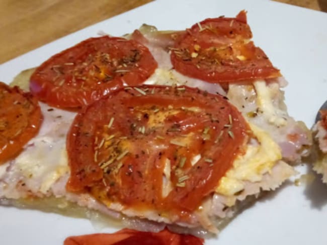 La tarte fine à la tomate et pâte de pommes de terre