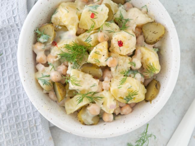 Salade de pommes de terre, cornichons, pois chiches et sauce au yaourt