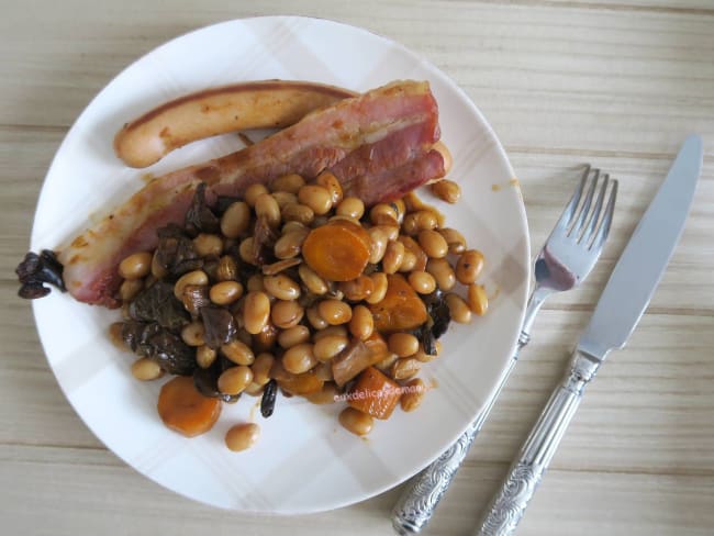 Haricots coco à  la poitrine fumée, carottes et champignons forestiers