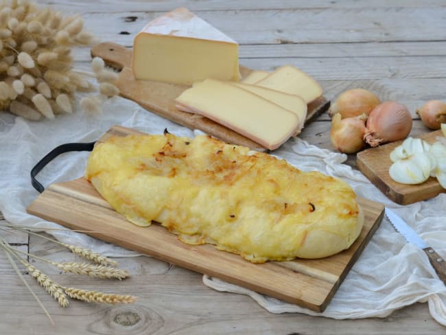 Fougasse à la raclette et aux oignons