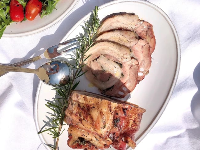 Porchetta : une poitrine de porc roulée aux herbes