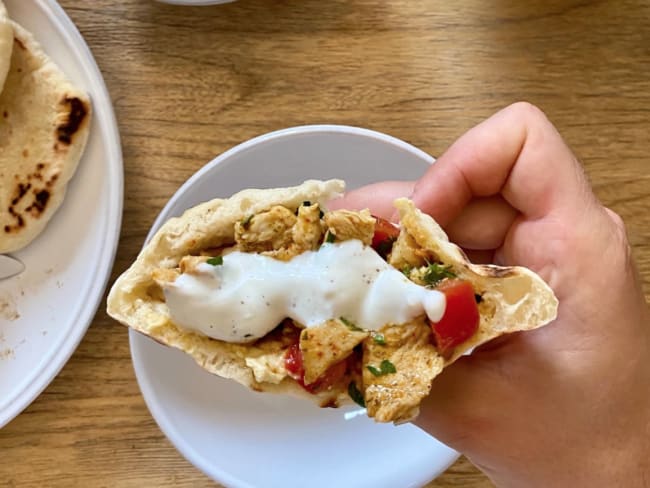 Pitas au poulet et salade d'herbes