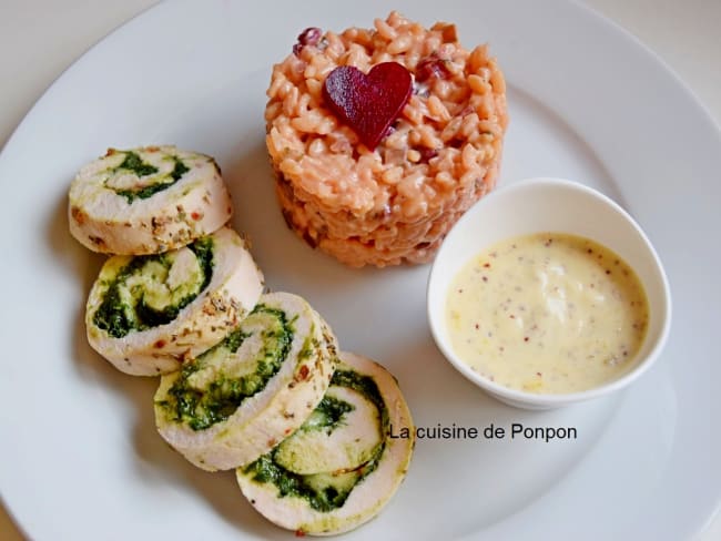 Ballotine de filet de poulet au pesto et risotto aux fanes de betterave rouge