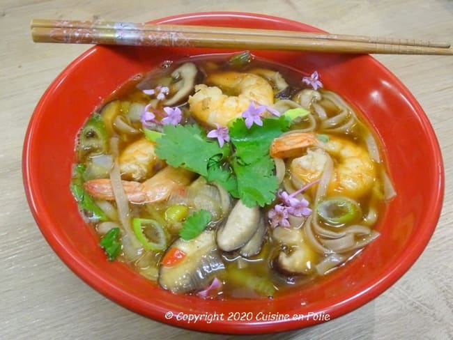 Bouillon miso aux gambas, chou pak choï, nouilles soba et champignons