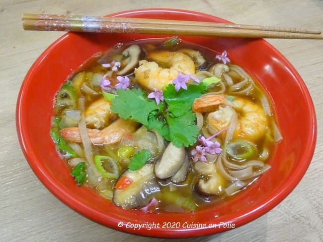 Bouillon miso aux gambas, chou pak choï, nouilles soba et shiitakés