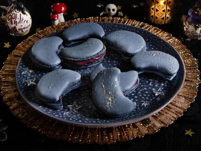 Macarons au cassis en forme de lune pour halloween