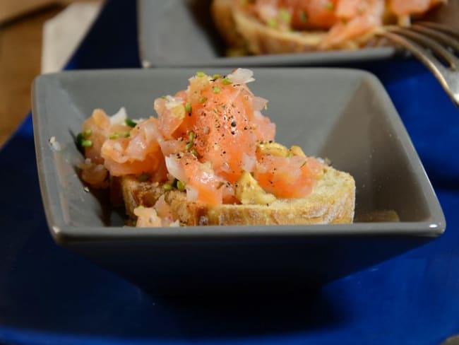 Tartine de tartare de saumon fumé et frais pour un apéritif festif