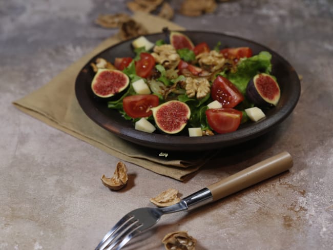 Salade de figues aux noix tomme et oignons frits