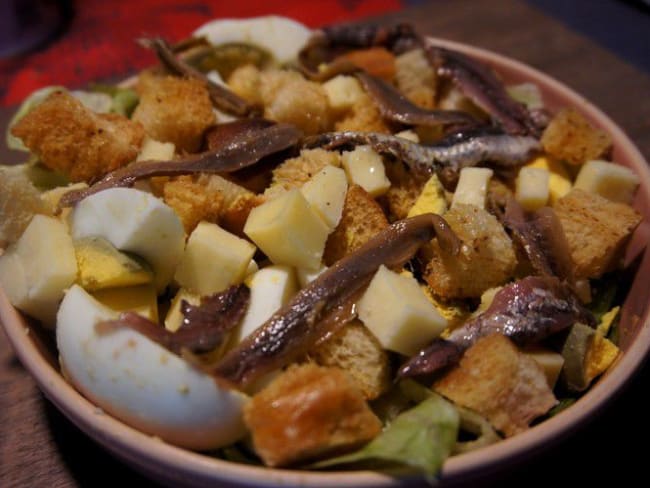 Salade d'œufs durs aux anchois, Cantal et croutons.