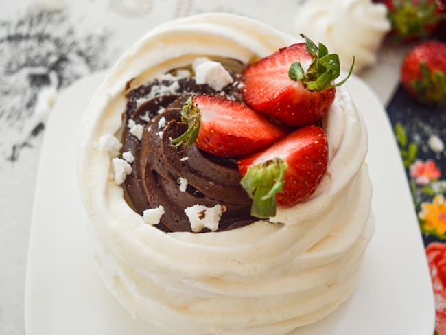 Nids de Pâques façon Pavlova à la mousse au chocolat et fraises fraîches