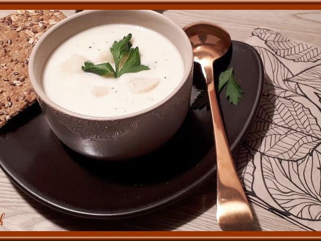 Velouté de chou-fleur à la crème de roquefort