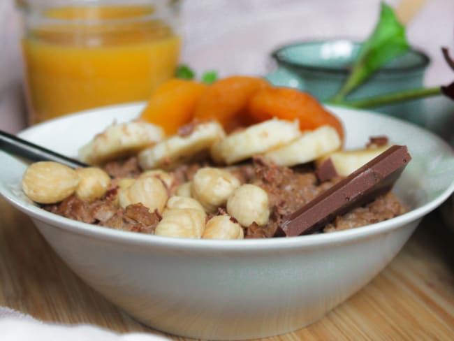 Porridge gourmand à la pâte à tartiner banane et abricots secs