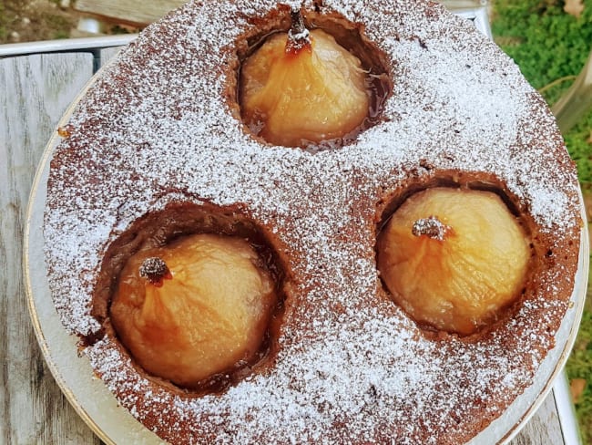 Gâteau aux épices de Noël et aux poires entières