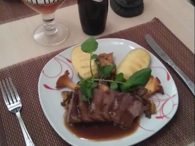 Filet de chevreuil sauce à  l'Orval, poêlée de champignons des bois et macaires au fromage d'Orval