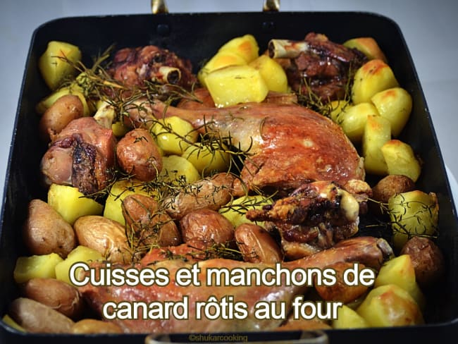 Cuisses et manchons de canard rôtis au four sur un lit de pommes de terre