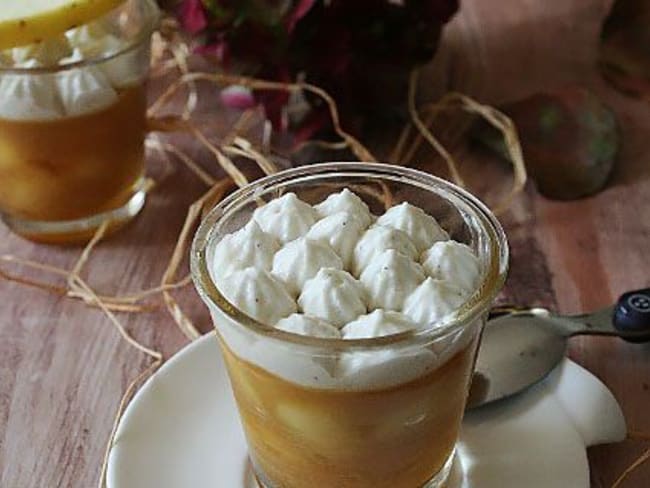 Verrines de pommes caramélisées et crème Chantilly noix de coco