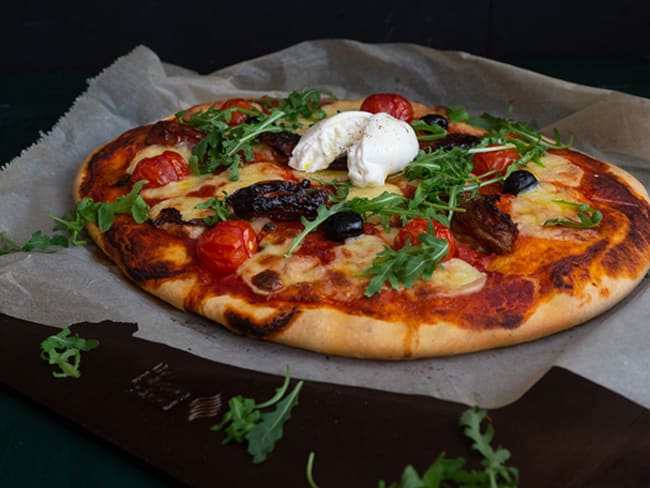 Pizza tomates cerises, tomates séchées, roquette et burrata