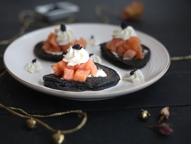 Blinis à l’encre de seiche, cœur de saumon fumé Labeyrie, mousse au raifort et œufs de lompe