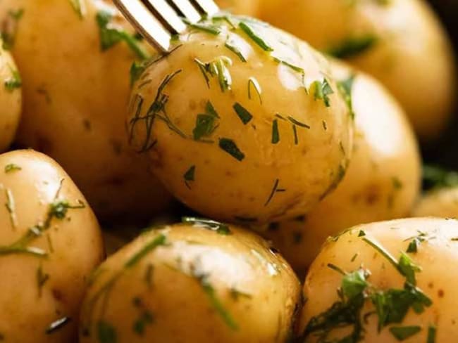 Pommes de terre cuite avec la peau