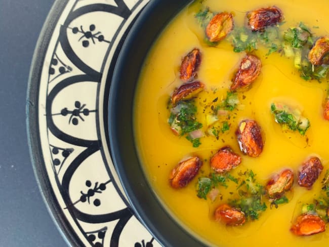 Soupe réconfortante de courge butternut au safran, pistaches caramélisées et salsa aux herbes