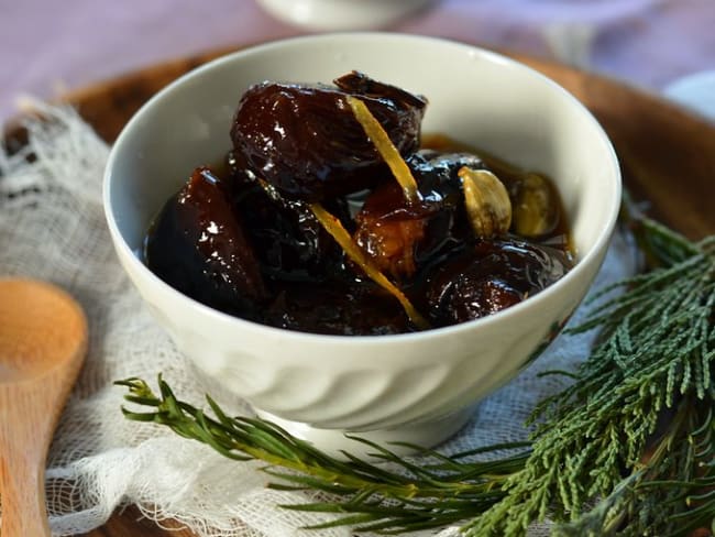 Pruneaux au vin blanc et épices