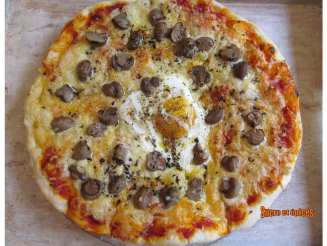 Pizza champignons-oeuf (végétarienne)