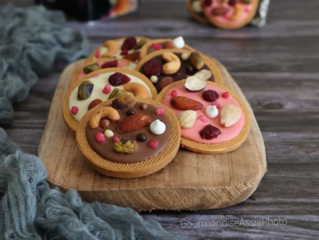 Biscuits sablés mendiants aux chocolats et aux fruits secs