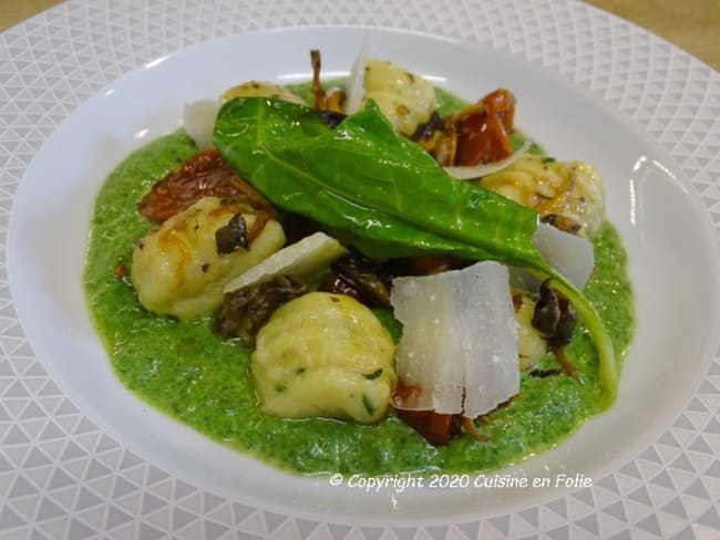 Gnocchi de polenta, chanterelles et tomates cerises confites poêlées, sur crème d'épinard