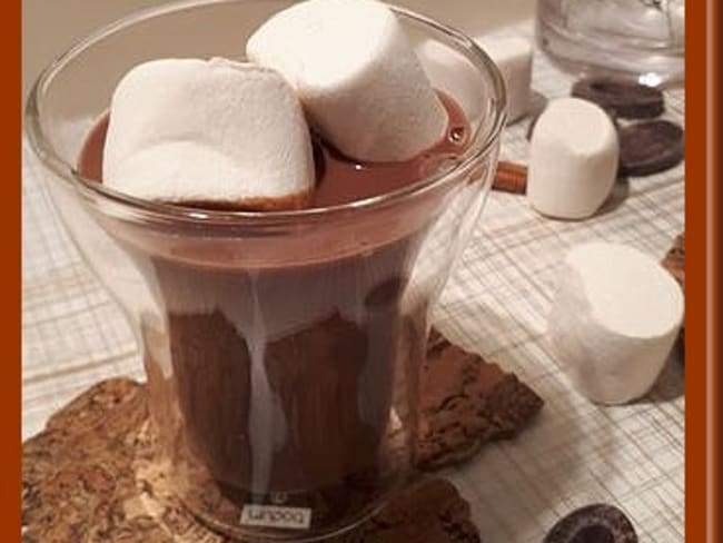 Chocolat chaud à la cannelle et guimauve