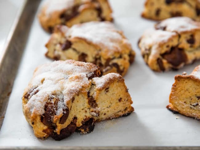 Délicieux scones à la crème et chocolat au lait