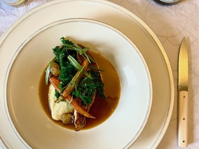 Pintade fumée, jus à l'estragon et légumes glacés