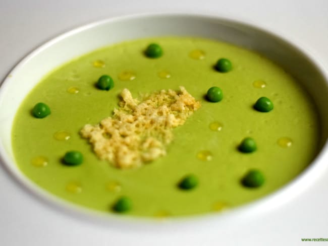 Velouté de petits pois tuile de parmesan