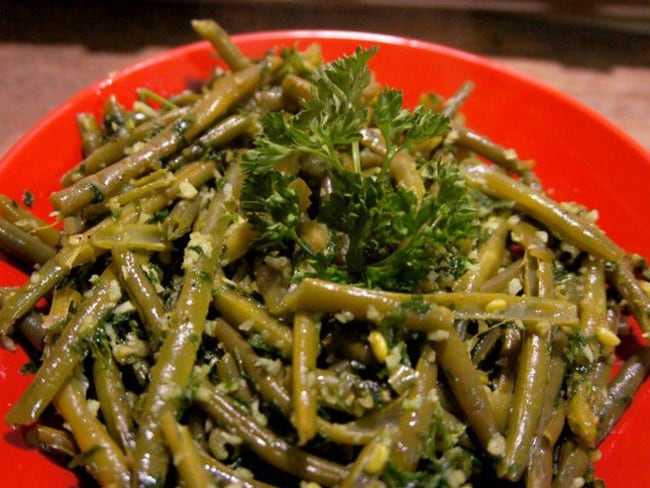 Haricots verts sautés au beurre, ail et persil.