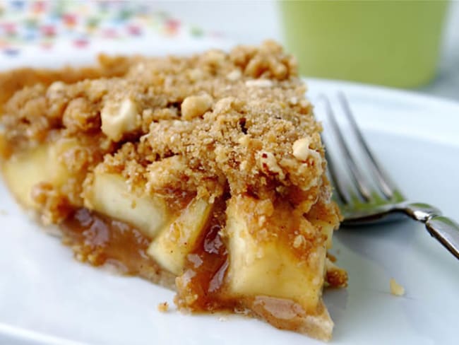 Tarte aux pommes caramélisées et crumble pour un dessert croustillant