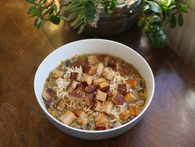 Soupe de nouilles vegan au curry rouge façon ramen