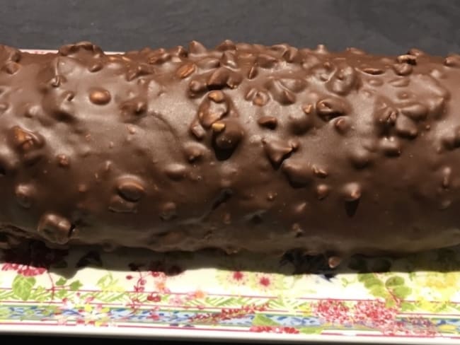 Bûche roulée au chocolat et aux noisettes