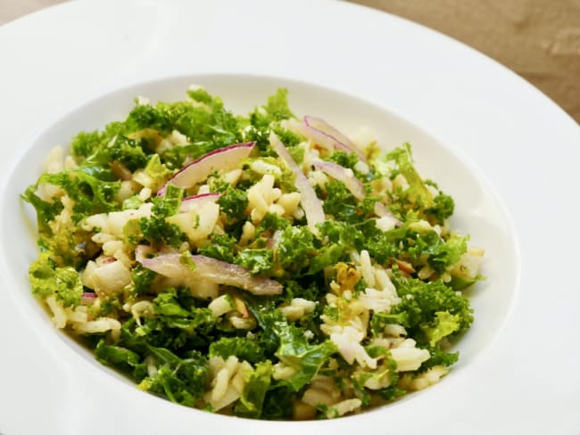 Salade de kale riz pomme et oignon rouge facile, rapide et pas cher