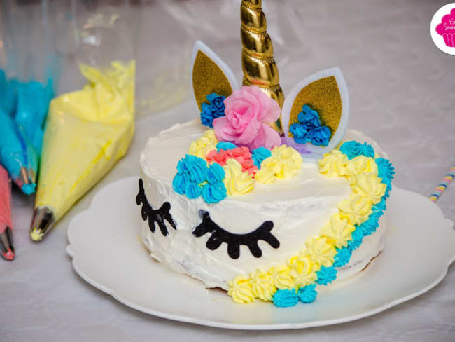 Gâteau d'anniversaire Licorne : un gâteau génoise avec des framboises et une chantilly mascarpone