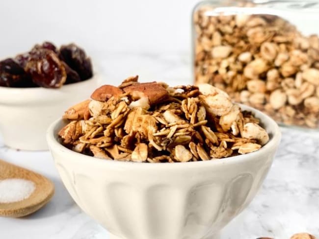 Granola au caramel salé vegan pour le petit déjéuner