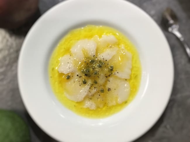 Carpaccio de Saint-Jacques au yuzu et fruits de la passion