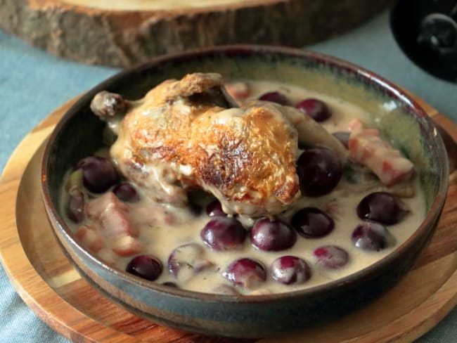 Cocotte de cailles aux raisins, aux lardons et à la crème