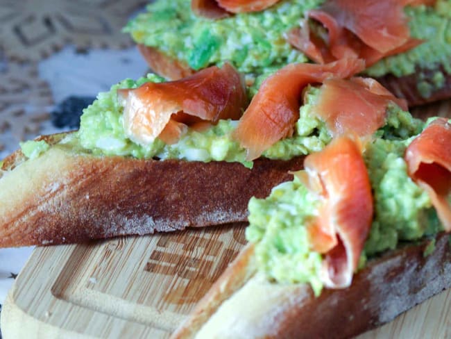 Toasts à l'avocat (Avocado Toast) et truite fumée